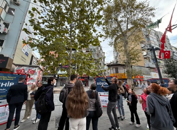 Kocaeli’de gelenek bozulmadı: Ağaçlar yine kitap açtı